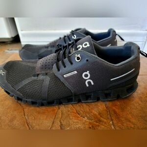 MEN'S ON CLOUD WATERPROOF SHOES-BLACK, SIZE 10.5